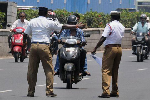 ଗାଡ଼ି ହେଲ୍‌ମେଟ୍ ଚେକିଂ ନାମରେ ପୋଲିସ ଜୂଲୁମ୍ ?